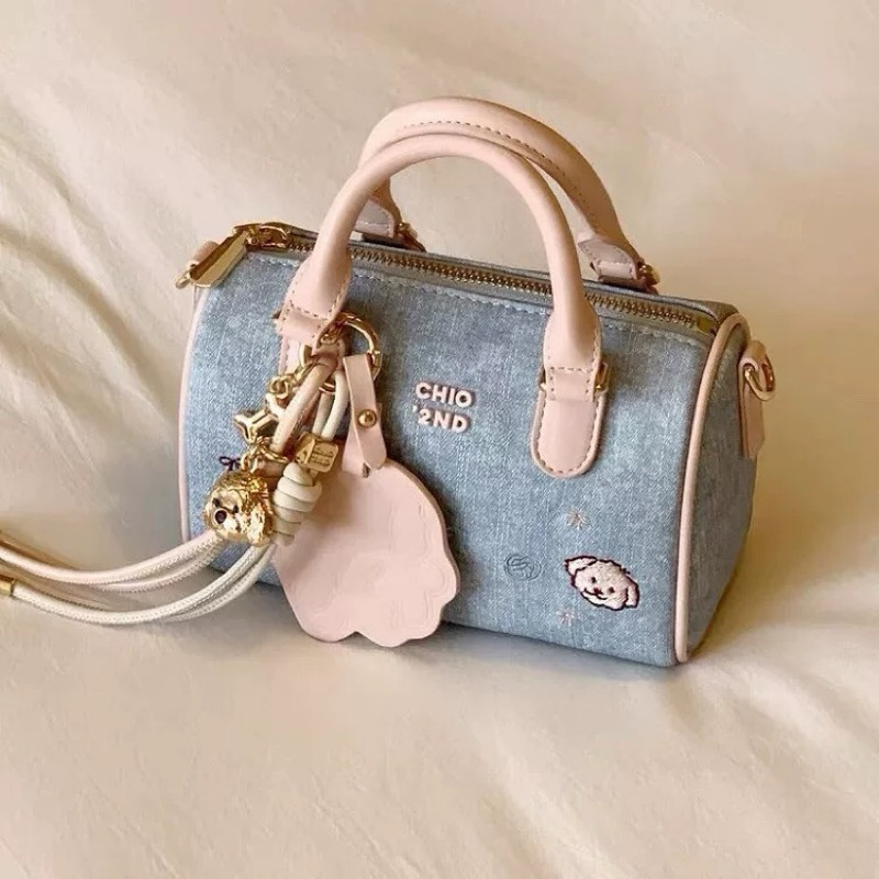 Túi trống Chio kèm charm siêu xinh size 19 có dây đeo chéo