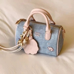 Túi trống Chio kèm charm siêu xinh size 19 có dây đeo chéo