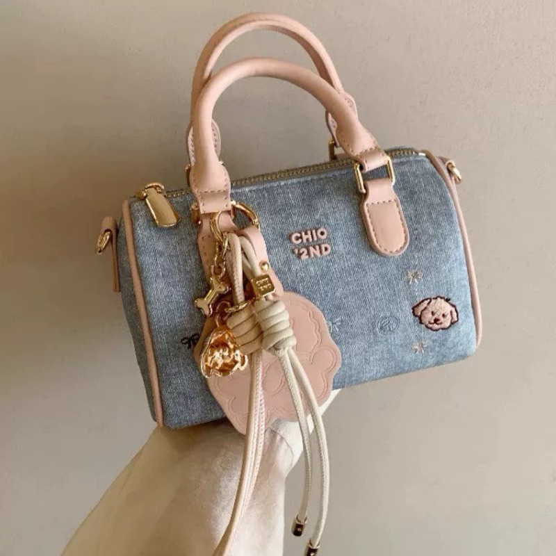 Túi trống Chio kèm charm siêu xinh size 19 có dây đeo chéo