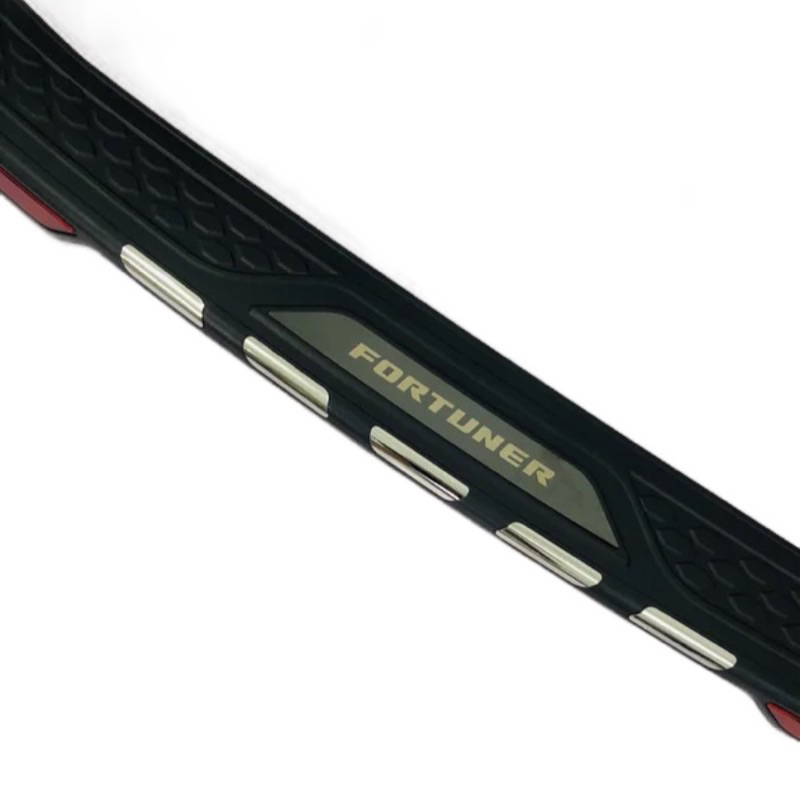 Ốp chống trầy cốp xe Toyota Fortuner 2009-2026 nhựa ít inox có phản quang