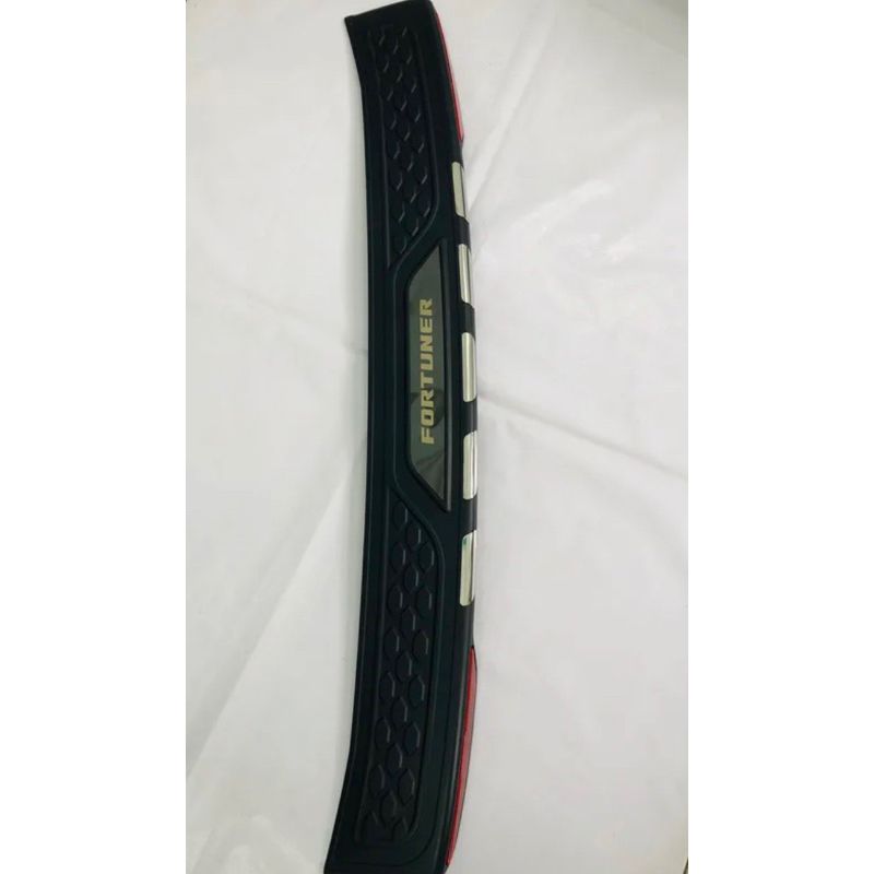 Ốp chống trầy cốp xe Toyota Fortuner 2009-2026 nhựa ít inox có phản quang