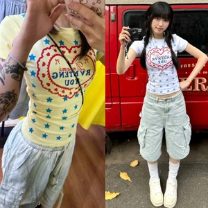 Áo thun baby tee màu trắng vàng bơ hoạ tiết trái tim đỏ ngôi sao xanh ABBT043 - Tiktik