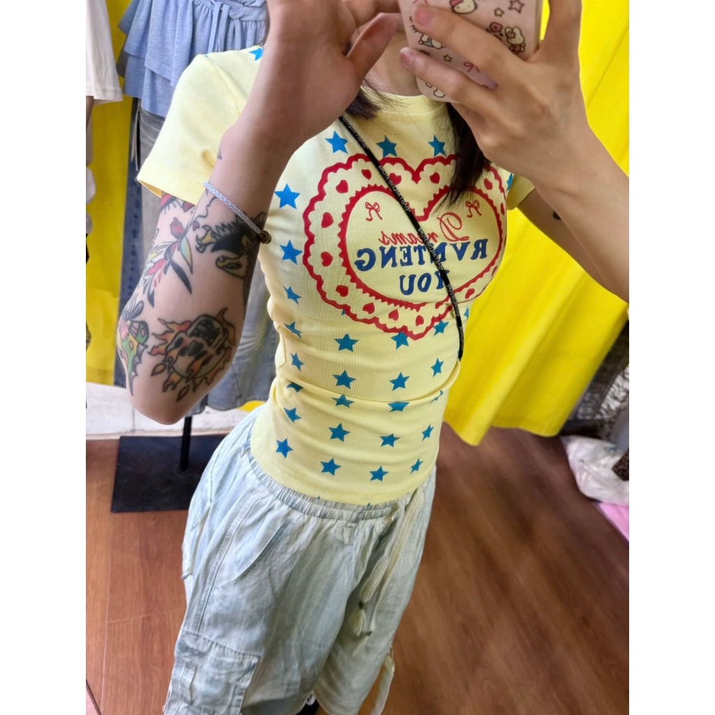 (sẵn)Áo thun baby tee màu trắng vàng bơ hoạ tiết trái tim đỏ ngôi sao xanh ABBT043 - Tiktik