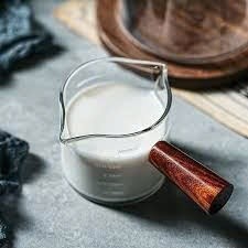 Cốc Rót Sữa Thủy Tinh Tay Cầm Gỗ – Sang Trọng, Tinh Tế & Tiện Lợi