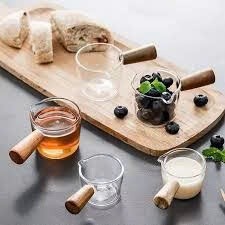 Cốc Rót Sữa Thủy Tinh Tay Cầm Gỗ – Sang Trọng, Tinh Tế & Tiện Lợi