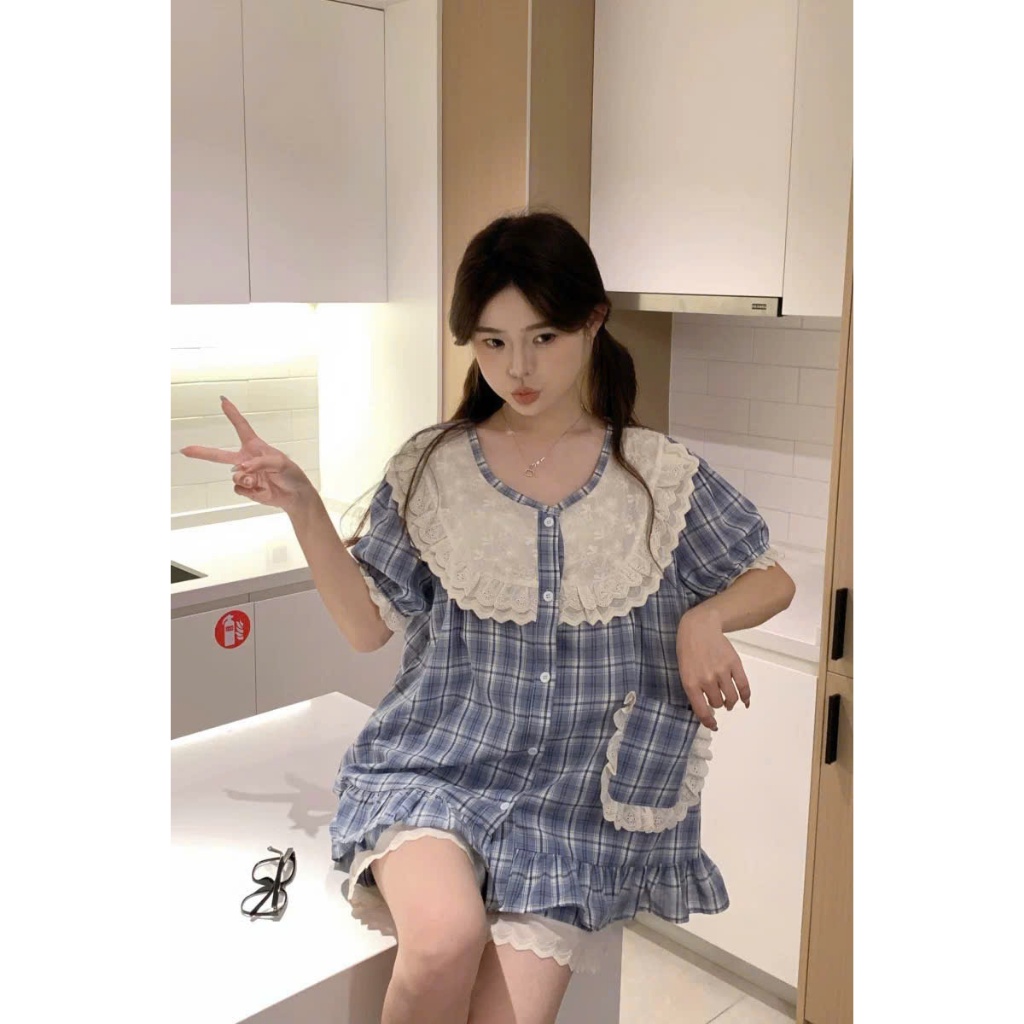 Bộ ngủ cotton nữ cao cấp kẻ caro tay ngắn màu xanh dương, bộ pijama nữ mặc nhà cổ ren vintage dễ thương HCOM26029