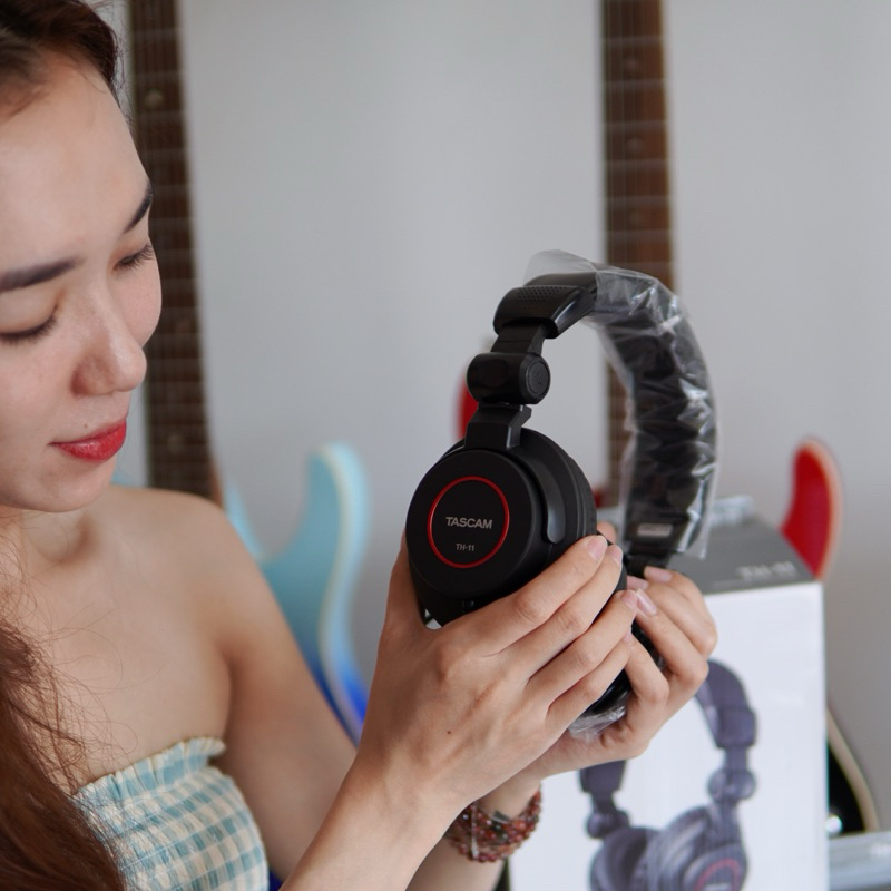 Tai nghe kiểm âm Tascam TH11