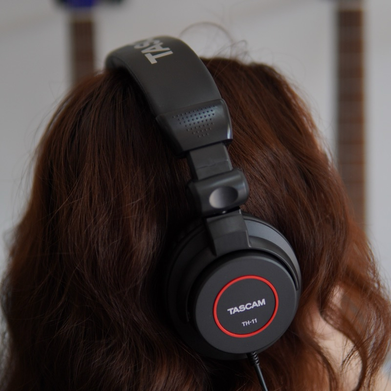 Tai nghe kiểm âm Tascam TH11