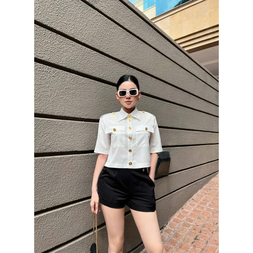 Áo sơ mi croptop đính nút cao cấp và quần short nút