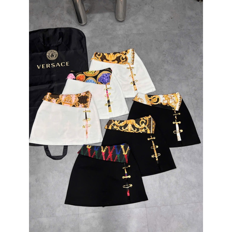 Chân váy ngắn ghim băng Versace sieu cấp