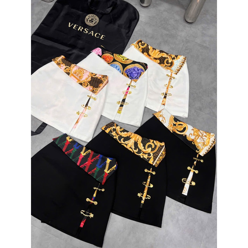 Chân váy ngắn ghim băng Versace sieu cấp