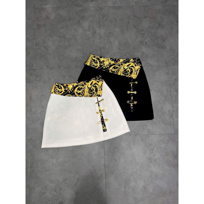 Chân váy ngắn ghim băng Versace sieu cấp