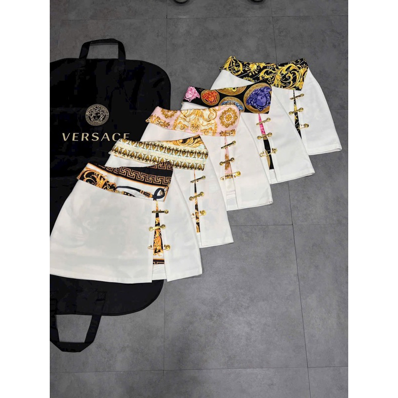 Chân váy ngắn ghim băng Versace sieu cấp