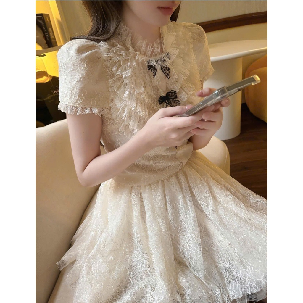 Set bộ đồ ren hoạ tiết hoa nổi áo cộc tay cổ bèo đính nơ mix chân váy xếp ly dáng ngắn thiết kế tiểu thư