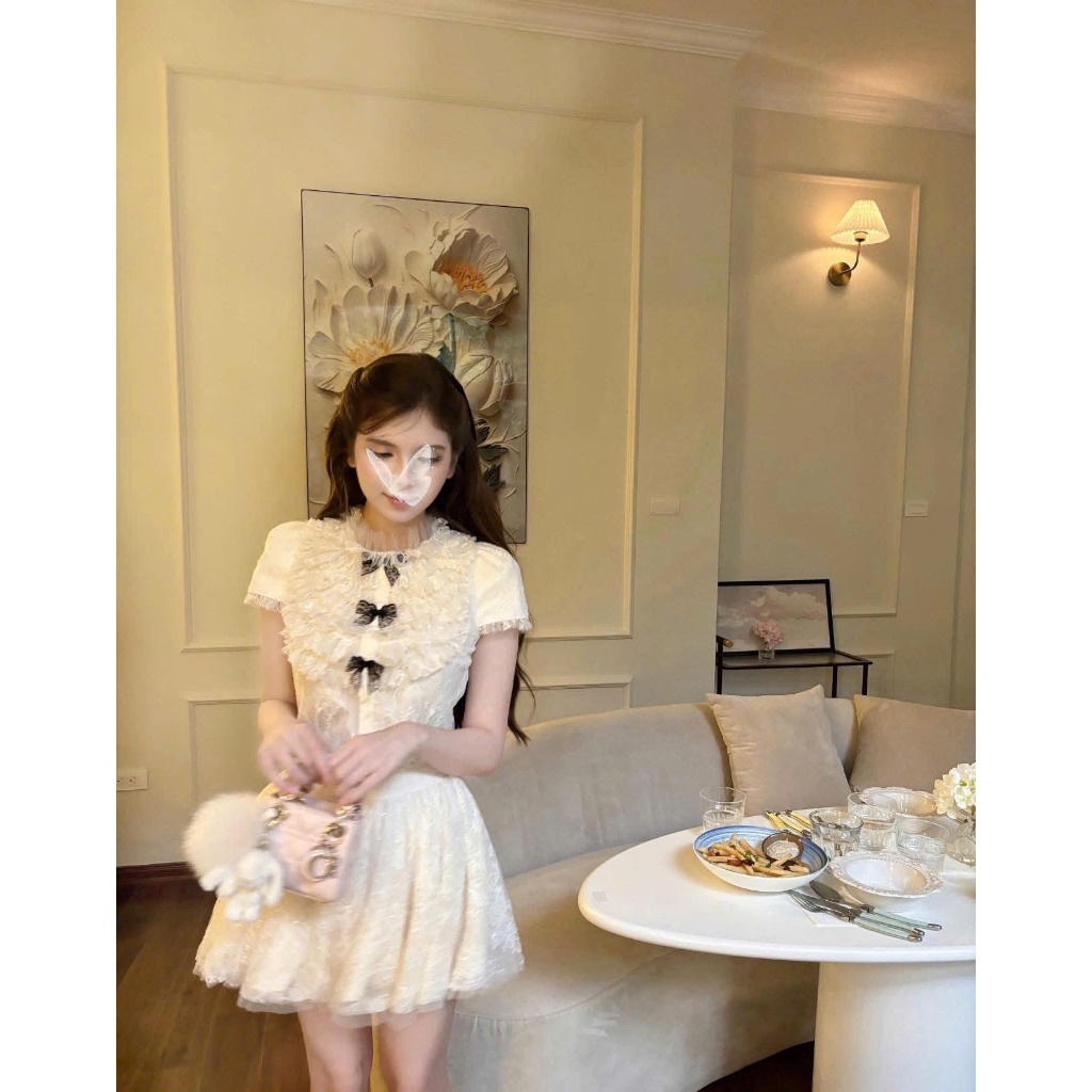 Set bộ đồ ren hoạ tiết hoa nổi áo cộc tay cổ bèo đính nơ mix chân váy xếp ly dáng ngắn thiết kế tiểu thư