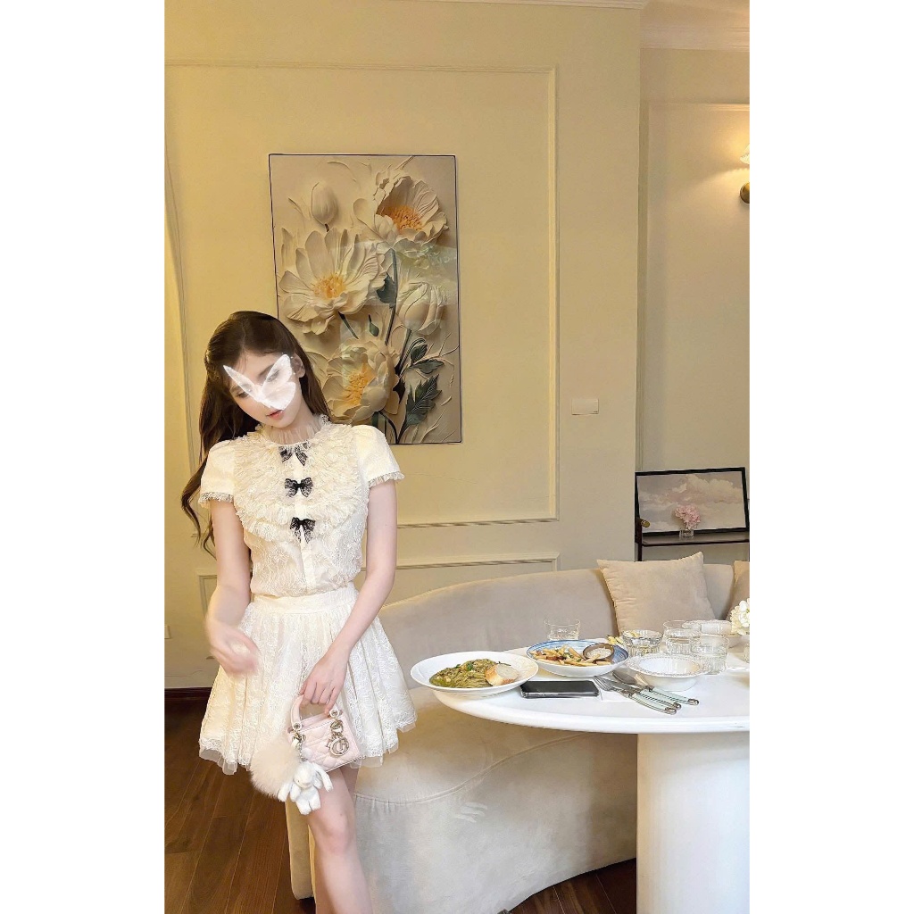 Set bộ đồ ren hoạ tiết hoa nổi áo cộc tay cổ bèo đính nơ mix chân váy xếp ly dáng ngắn thiết kế tiểu thư