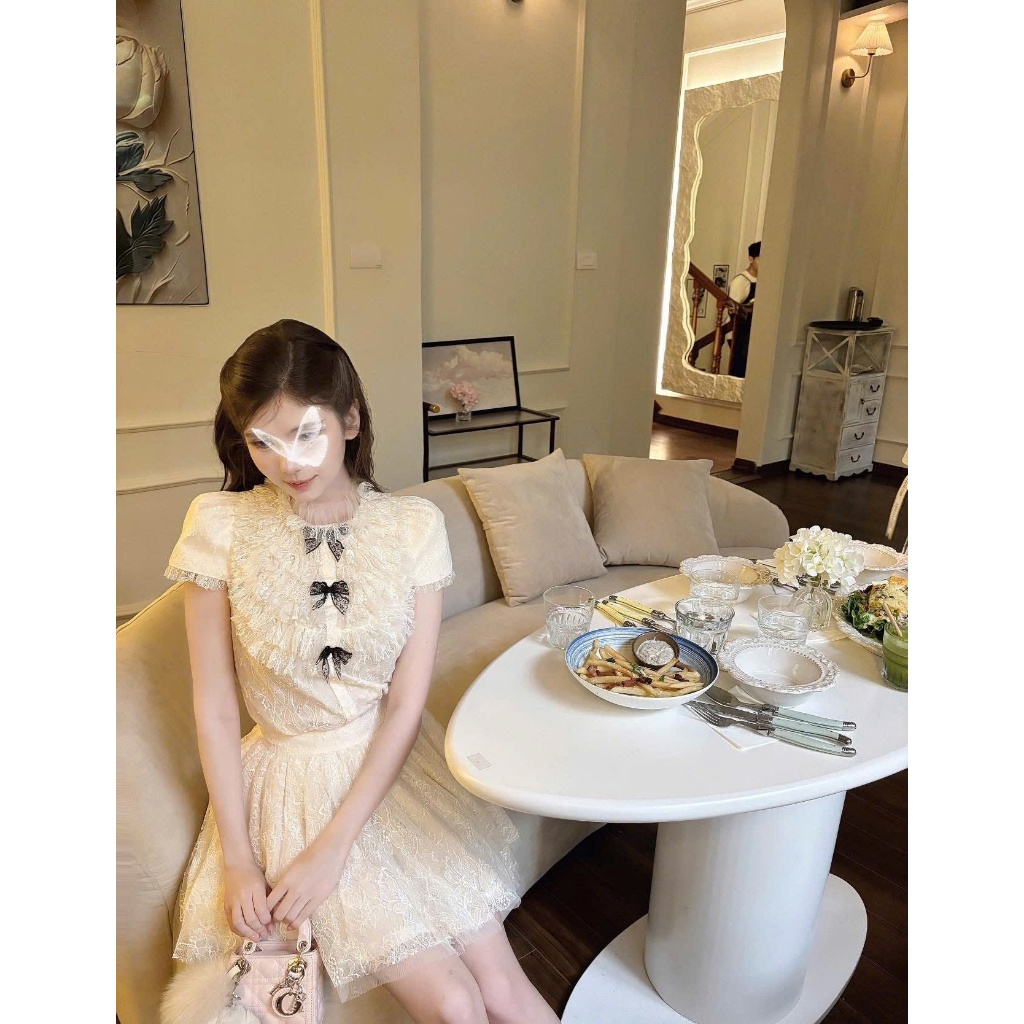 Set bộ đồ ren hoạ tiết hoa nổi áo cộc tay cổ bèo đính nơ mix chân váy xếp ly dáng ngắn thiết kế tiểu thư