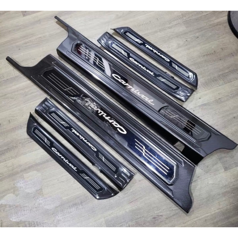 Ốp bậc cửa, nẹp bước chân và chống trầy cốp xe Carnival 2022-2025 vân Carbon