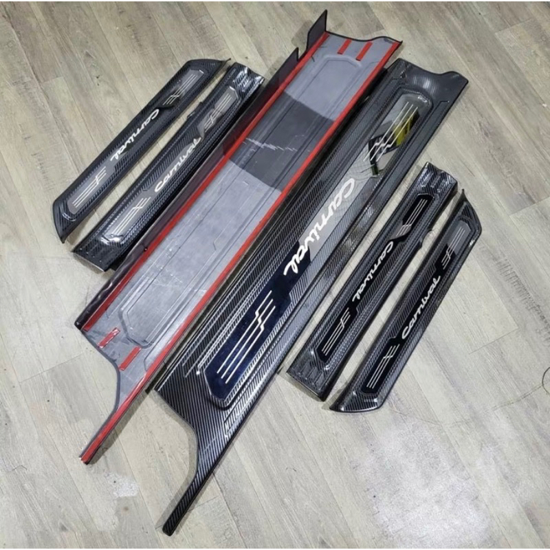 Ốp bậc cửa, nẹp bước chân và chống trầy cốp xe Carnival 2022-2025 vân Carbon