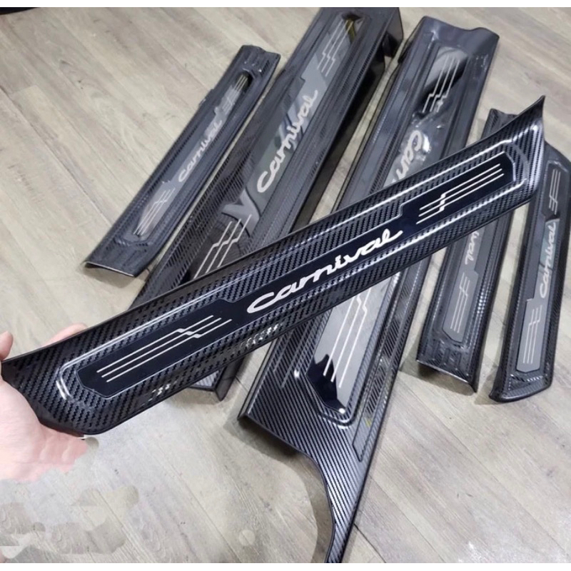 Ốp bậc cửa, nẹp bước chân và chống trầy cốp xe Carnival 2022-2025 vân Carbon