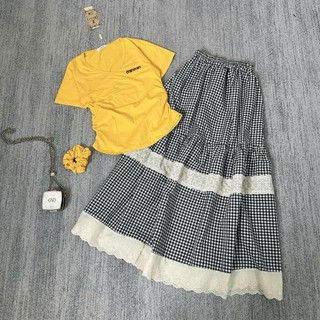 Set Bộ Đồ Nữ Áo Thun Cổ Tim Màu Vàng Thêu Chữ Min Nhún Eo Mix Chân Váy Kẻ Caro Đen Trắng Dáng Dài Kèm Dây Chun Tóc