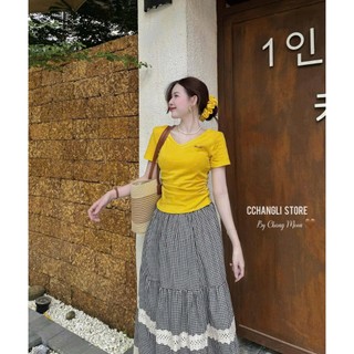 Set Bộ Đồ Nữ Áo Thun Cổ Tim Màu Vàng Thêu Chữ Min Nhún Eo Mix Chân Váy Kẻ Caro Đen Trắng Dáng Dài Kèm Dây Chun Tóc