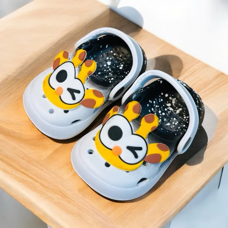 Dép sục mùa hè hoạt hình hươu cao cổ cho bé gái bé trai đi biển đi chơi siêu nhẹ êm chân galaxy