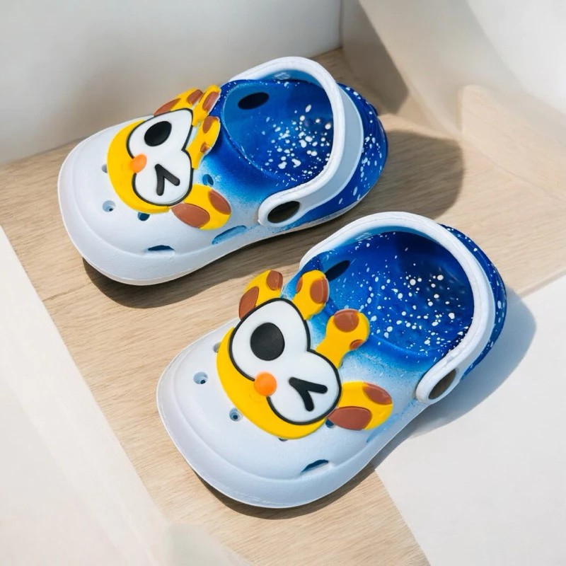 Dép sục mùa hè hoạt hình hươu cao cổ cho bé gái bé trai đi biển đi chơi siêu nhẹ êm chân galaxy