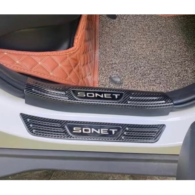 Ốp bậc cửa, nẹp bước chân xe KIA Sonet 2021-2025 Vân Carbon cao cấp