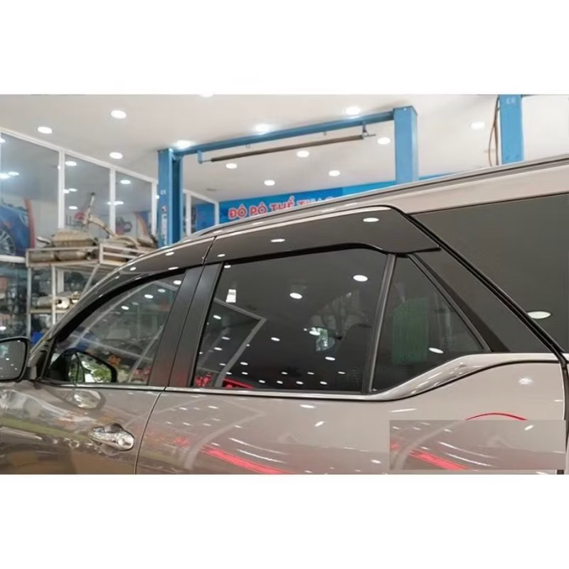 Vè che mưa xe Toyota Fortuner 2017-2026 chỉ inox sáng bóng hàng cao cấp