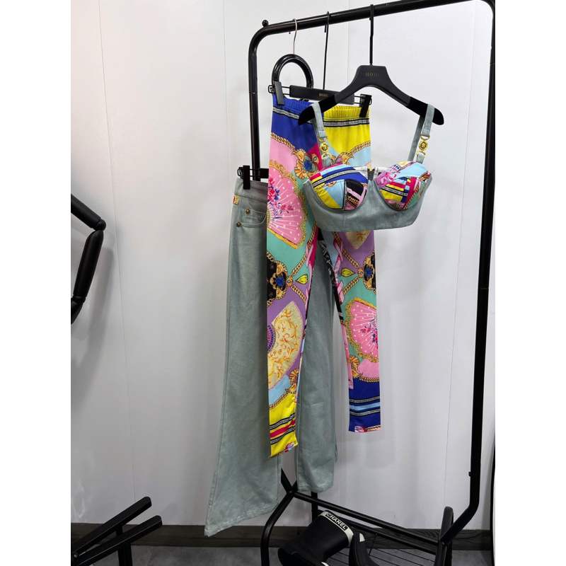 set áo cúp và quần legging Versace màu sắc nổi bật hè