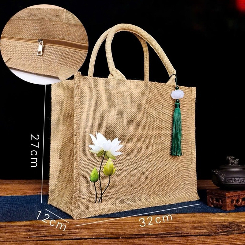 Túi cói hoạ tiết sen trắng vừa  vặn có dây kéo tua rua 🪷