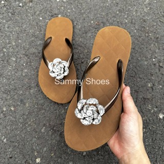 [charm HOA HỒNG TRẮNG kim loại] DÉP XỎ NGÓN DÉP LÀO NỮ GẮN CHARM HOA TRẮNG KIM LOẠI LẤP LÁNH ĐẾ CAO SU 3 MÀU ÊM ÁI