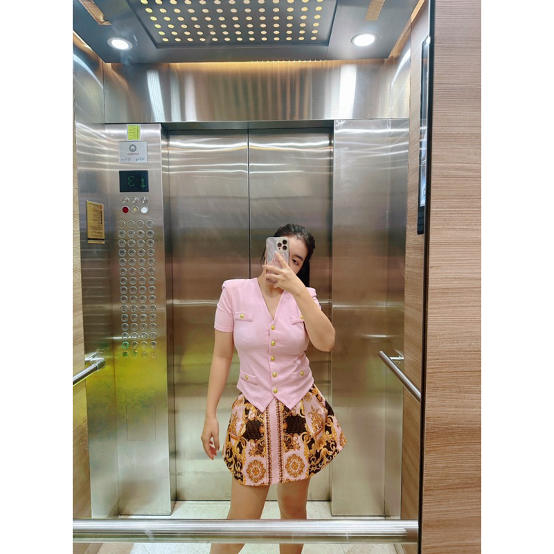 Áo tay ngắn đệm vai đính nút dáng vest ôm nhiều màu