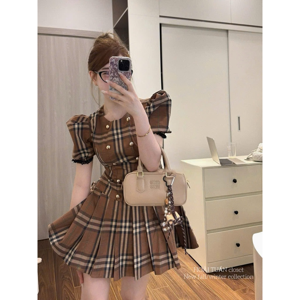 Váy đầm kẻ BRR cao cấp ,Váy thiết kế kẻ đính cúc tay bồng xèo dáng ngắn màu nâu phong cách Tiểu Thư Hàn New 2025