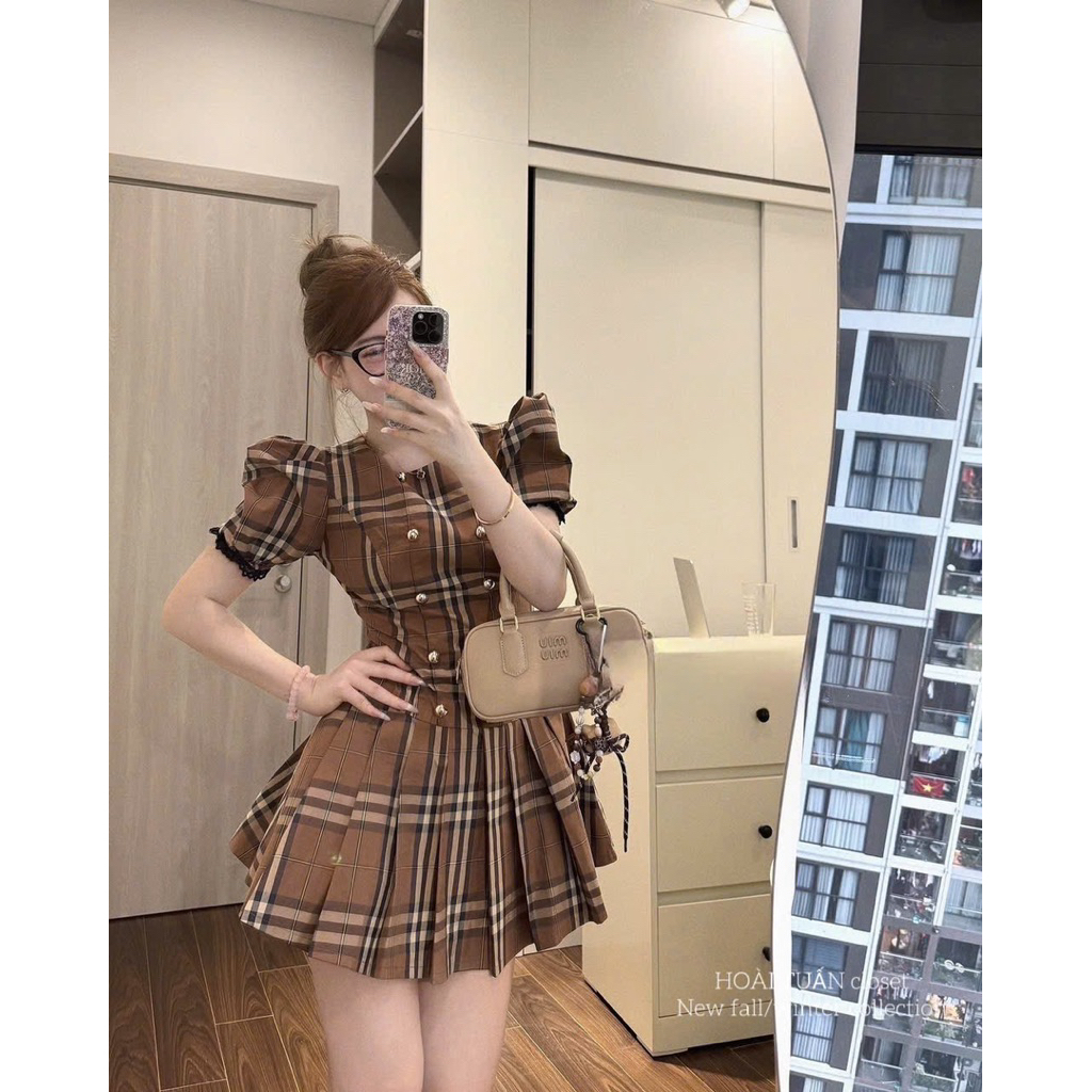 Váy đầm kẻ BRR cao cấp ,Váy thiết kế kẻ đính cúc tay bồng xèo dáng ngắn màu nâu phong cách Tiểu Thư Hàn New 2025