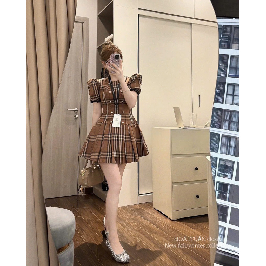 Váy đầm kẻ BRR cao cấp ,Váy thiết kế kẻ đính cúc tay bồng xèo dáng ngắn màu nâu phong cách Tiểu Thư Hàn New 2025