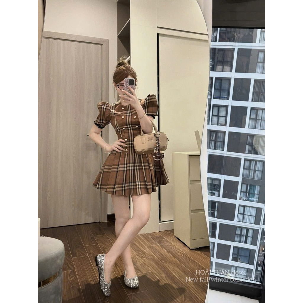 Váy đầm kẻ BRR cao cấp ,Váy thiết kế kẻ đính cúc tay bồng xèo dáng ngắn màu nâu phong cách Tiểu Thư Hàn New 2025