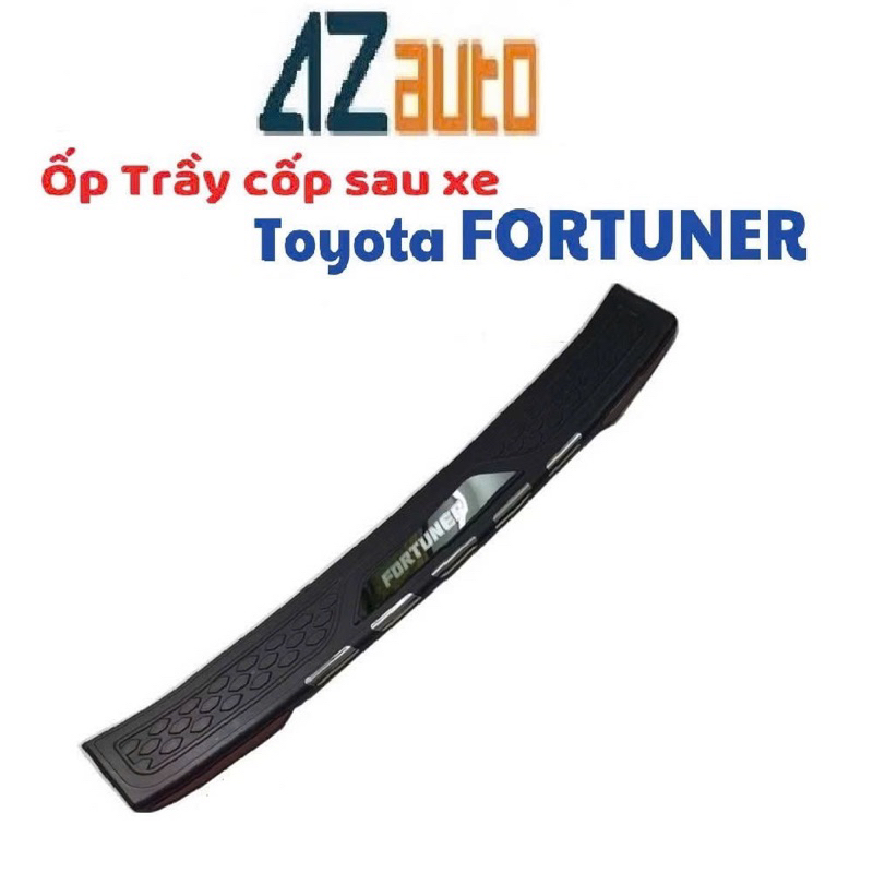Ốp chống trầy cốp xe Toyota Fortuner 2009-2026 nhựa ít inox có phản quang
