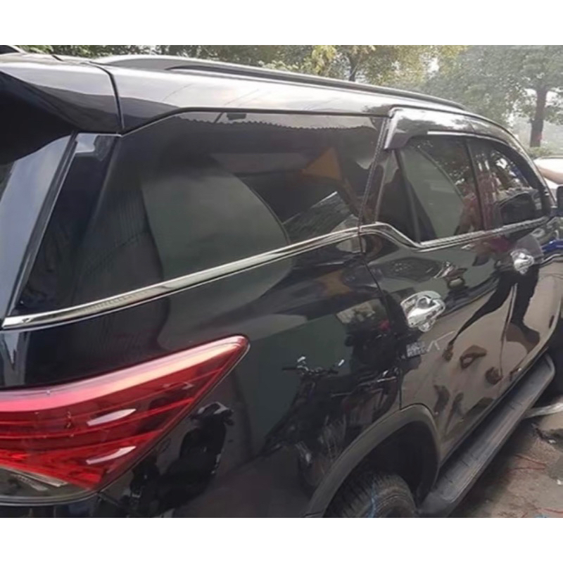 Nẹp chân kính xe Toyota Fortuner đời 2017-2025 inox 304 sáng bóng hàng đẹp