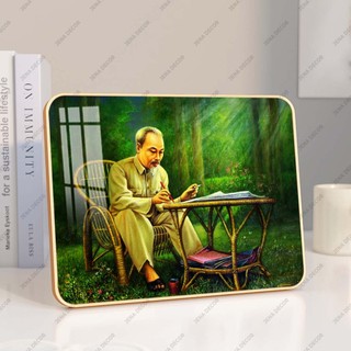 ẢNH IN BÁC HỒ NGỒI LÀM VIỆC TRÊN GHẾ MÂY TRÁNG GƯƠNG SIÊU BÓNG