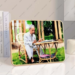 ẢNH IN BÁC HỒ NGỒI LÀM VIỆC TRÊN GHẾ MÂY TRÁNG GƯƠNG SIÊU BÓNG