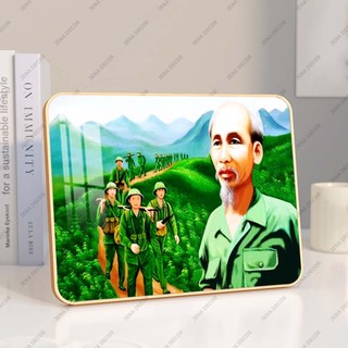 ẢNH IN BÁC HỒ NGỒI LÀM VIỆC TRÊN GHẾ MÂY TRÁNG GƯƠNG SIÊU BÓNG