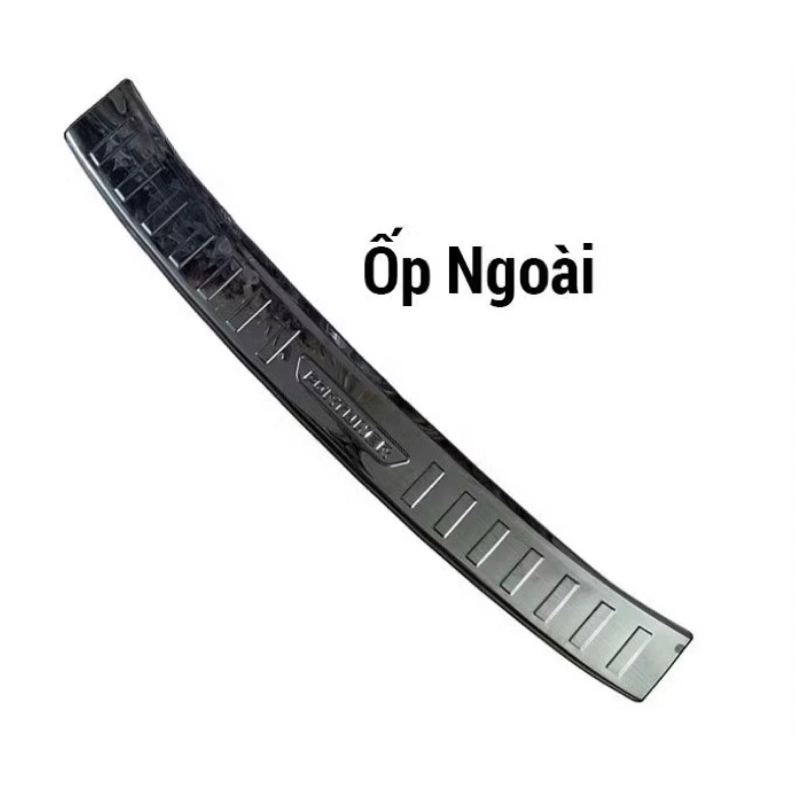 Ốp chống trầy cốp xe Toyota Fortuner 2017-2026 vân Titan