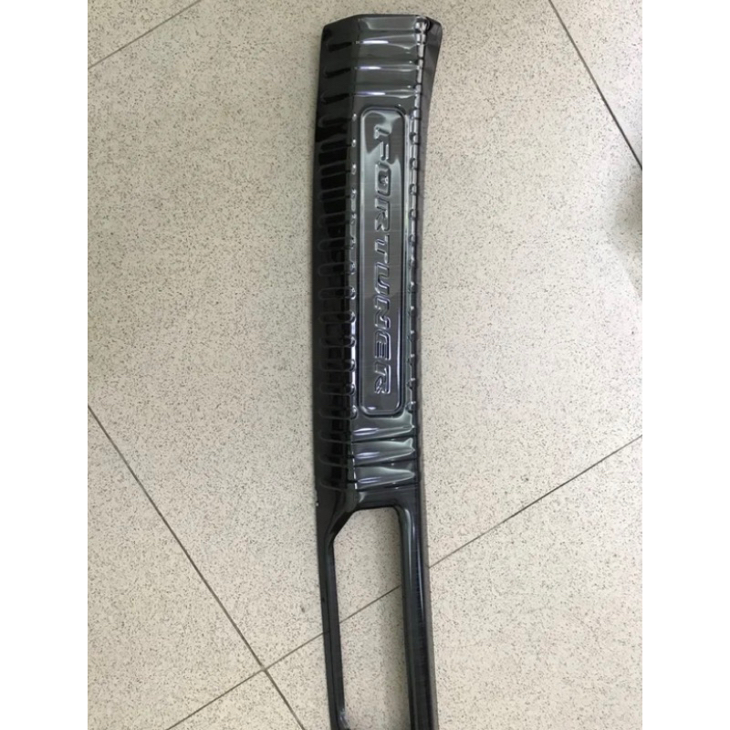 Ốp chống trầy cốp xe Toyota Fortuner 2017-2026 vân Titan