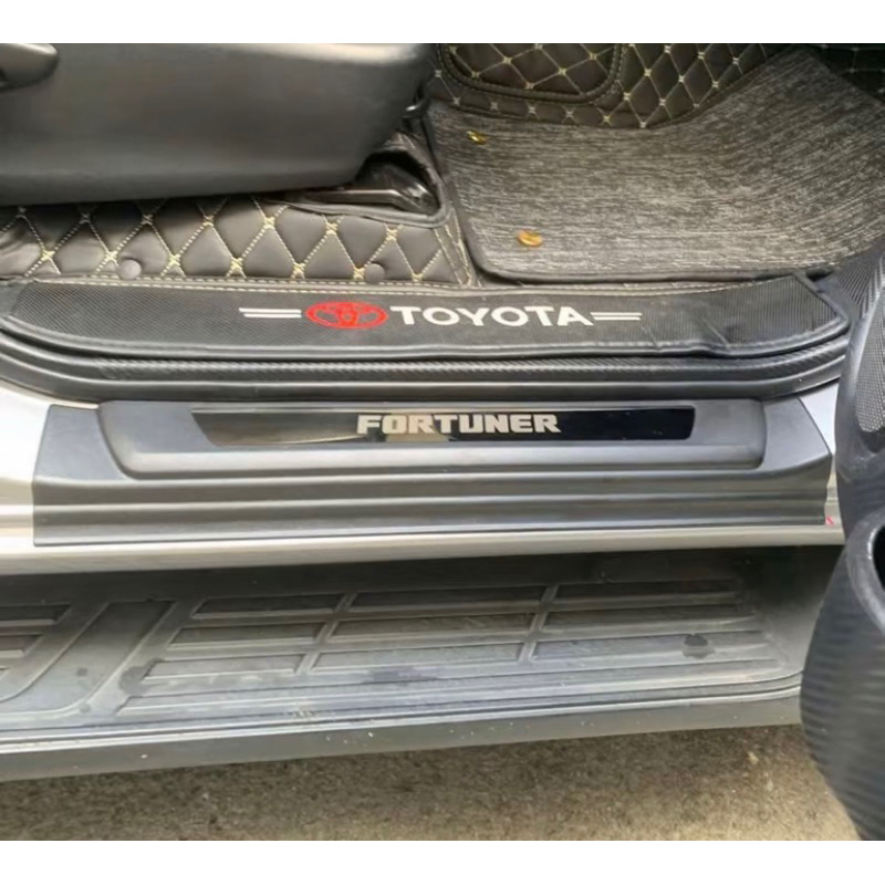Ốp bậc cửa ngoài xe Toyota Fortuner 2017-2025 nhựa ABS chữ 3D tráng gương hàng cao cấp
