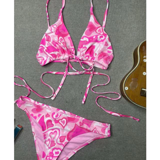Đồ bơi gái xinh mặc bikini màu hồng - Dáng vẻ quyến rũ, phong cách trẻ trung cho mùa hè sôi động