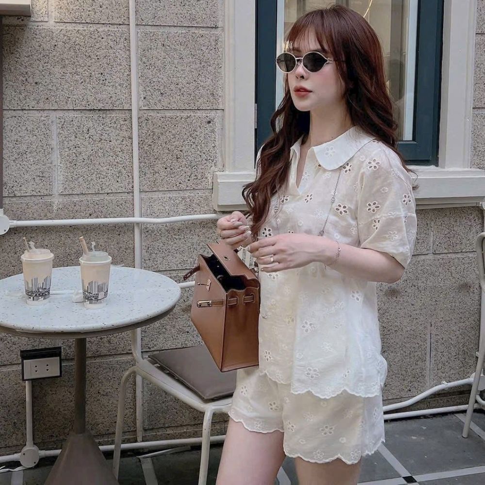 Set đồ nữ ren hoa áo cổ sen mix quần đùi cạp chun, đồ bộ nữ tiểu thư sang chảnh HCOM26277