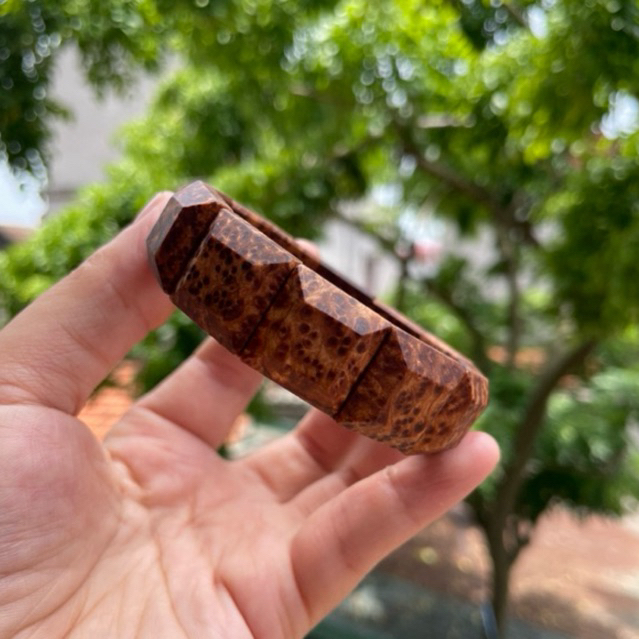 Vòng tay bản lách gỗ nu ngọc am để mộc thơm tự nhiên siêu VIP đẳng cấp cỡ 18x18mm