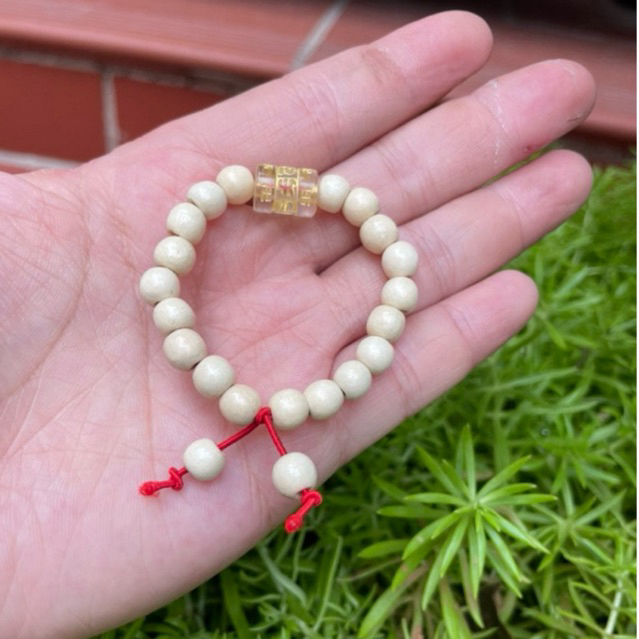Vòng tay dâu tằm cho bé an toàn cho bé, giúp bé chống quấy khóc, giật mình khi ngủ, tránh gió khi đi ra ngoài